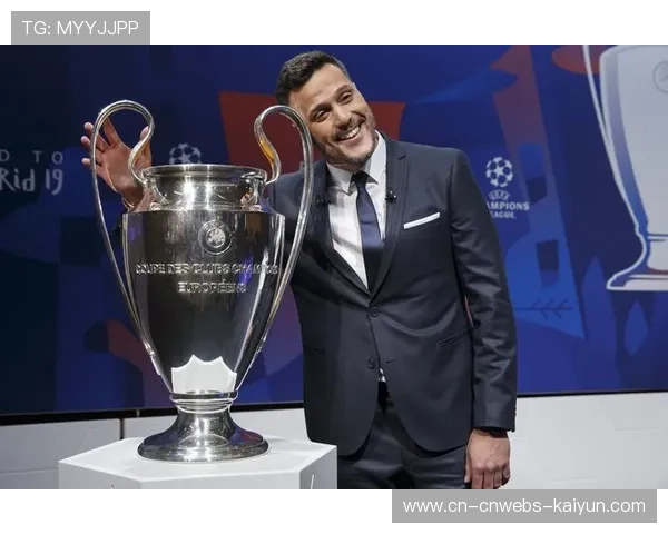 欧冠奖杯巡展抵达北京，数百名小球员参与青少年足球友谊赛。